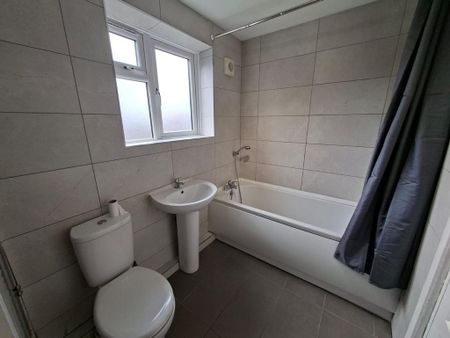 3 bedroom semi-detached house to rent - Photo 2