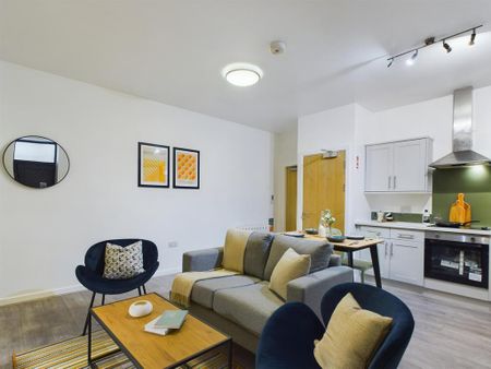 4 bedroom flat to rent - Photo 2