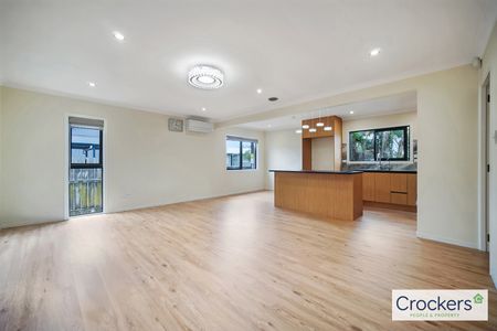 Charming freshly renovated 3 bedroom house in New Lynn! - New flooring, painting and kitchen - Photo 5