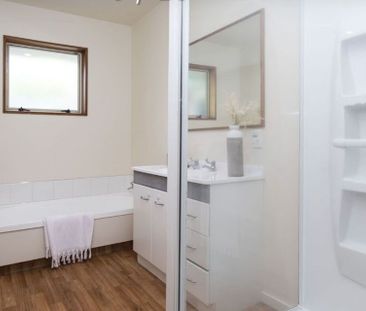 3BR Home w/ Hot Tub, Garden and double garage. - Photo 5