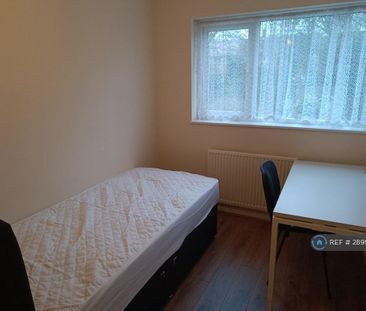 1 bedroom in a house share to rent - Photo 2