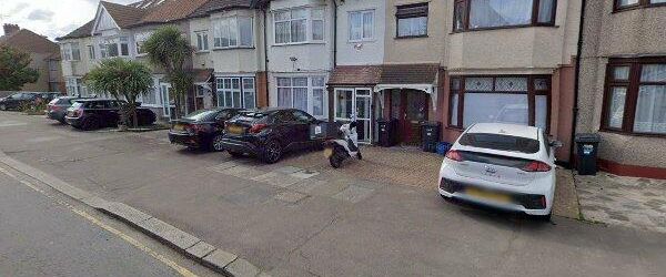 3 Bed Terraced House, Gants Hill Crescent, IG2 - Photo 1