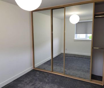 3 bedroom end of terrace house to rent - Photo 2