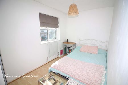 2 Bedroom House - Terraced - Photo 3