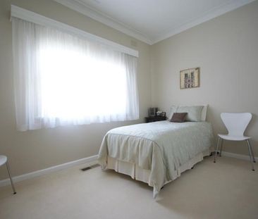 Family Living in Burwood - Photo 3