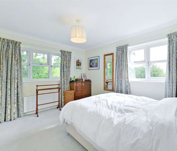 A spacious four-bedroom detached family home with mature gardens, d... - Photo 3