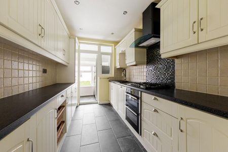 4 bedroom terraced house to rent - Photo 5