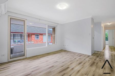 Sun Filled, Freshly Painted Two Bedroom Apartment - Photo 2