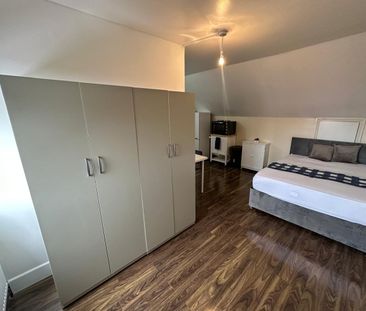 Studio Flat, Great Cambridge Road, N18 - Photo 2