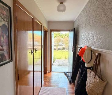 Cosy 3 Bedroom Home with Deck and Garage - Photo 4