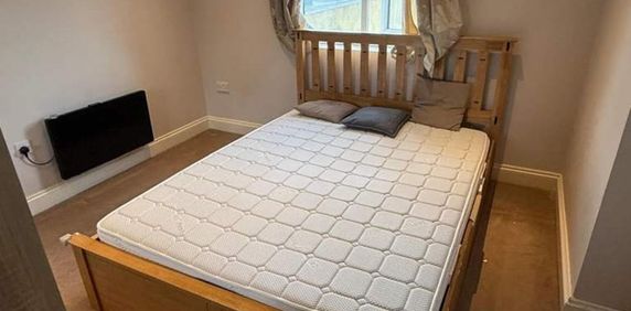 Room in a Shared Flat, Wood St, E17 - Photo 2