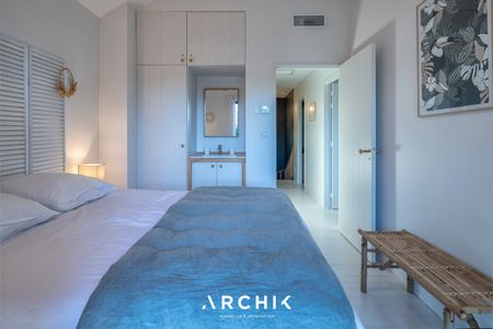 Architecture contemporaine d'inspiration traditionnelle, cette maison d'architecte de 140 m2 s'intègre naturellement dans le quartier préservé du Moulleau, à proximité des commerces et des plages, sur un terrain boisé de 800 m2. - Photo 3