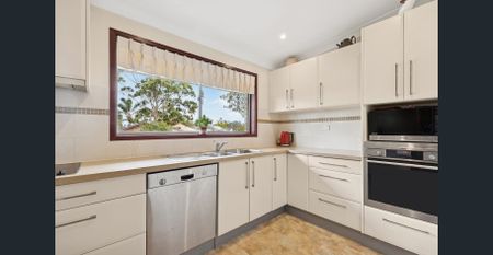 Lovingly kept family home located in golden triangle - Photo 5