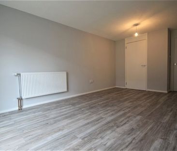 The Hollands, Feltham,TW13 - Photo 4