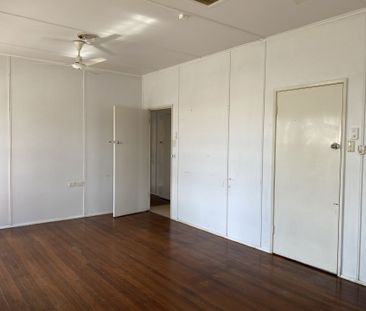 Furnished 1 Bed House &plus; 4 Bedroom at Rear Walking Distance to ... - Photo 3