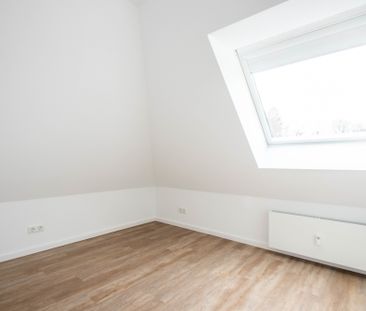 Top renovierte 3,5 Zimmer Dachgeschosswohnung mit Balkon und Einbau... - Photo 1