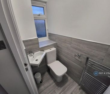 1 bedroom in a house share to rent - Photo 2