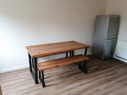 5 bed house to rent in Bennett Court - Photo 1