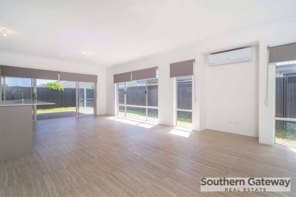 SPACIOUS FAMILY HOME PACKED WITH FEATURES!! - Photo 1