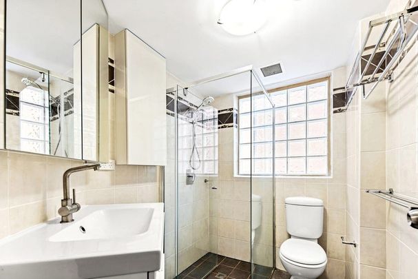 Stylish Apartment Offering Comfort and Convenience in the Heart of Ashfield - Photo 1