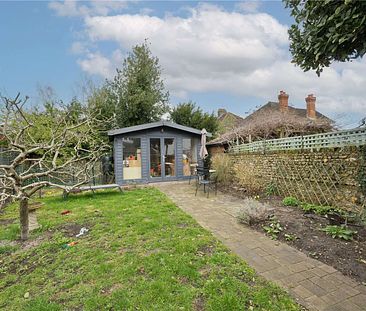 A delightful three bedroom cottage in a fantastic location in central Farnham. - Photo 1