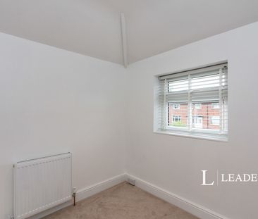 3 bedroom house to rent Henslow Way, GU21 - Photo 5
