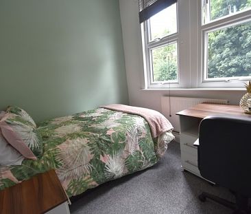 FANTASTIC STUDENT HOUSE SHARE AVAILABLE FOR NEXT ACADEMIC YEAR - Photo 2