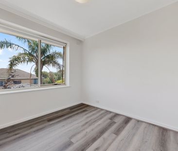 STYLISH REFRESHED APARTMENT IN PRIME KEW LOCATION - Photo 4