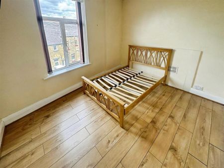 3 bedroom flat to rent - Photo 4