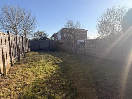 3 bedroom semi-detached house to rent - Photo 3