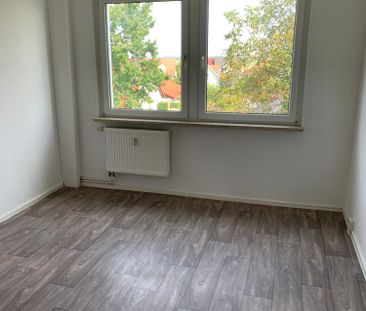 Tolle Vierraumwohnung – renoviert in modernem Design! – Blick ins G... - Foto 1