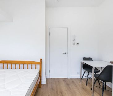 Warwick Road, Earls Court, London, SW5 - Photo 2