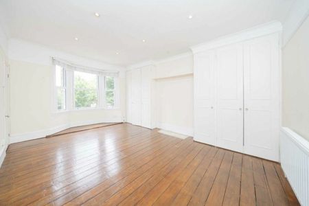 West Grove, Walton, KT12 - Photo 3