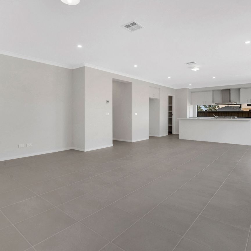 SPACIOUS, LIGHT & BRIGHT FAMILY HOME - Photo 1