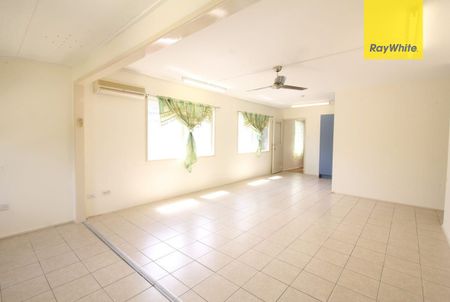 Charming 3-bedroom Family Home in Woodridge. - Photo 4