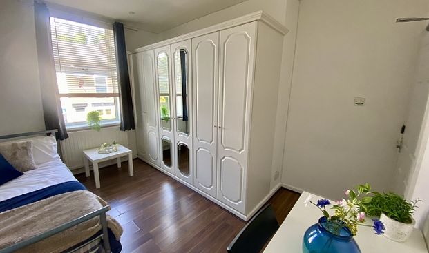 Fantastic 5 double Bedroom student house - Photo 1