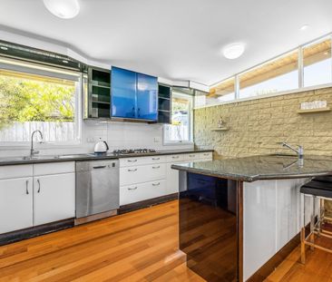 Coastal Charm Just Minutes from the Heart of Town - Fully Furnished - Photo 1