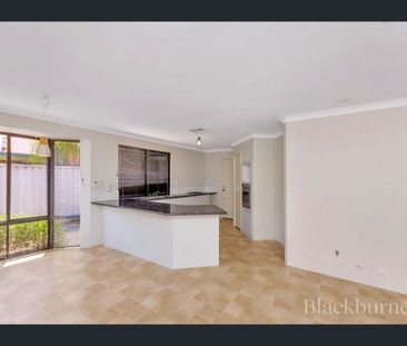 Charming Coastal Retreat in Port Kennedy - Photo 3