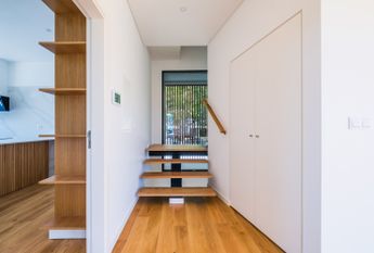 Moradia T6 de arquitetura moderna inserida no Golfe de Oeiras