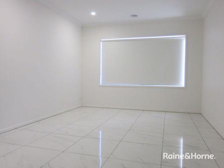 "MODERN 4 BEDROOM FAMILY HOME!" - Photo 2