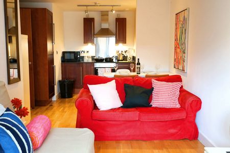 2 Bed Flat, Oldham Road, M4 - Photo 3