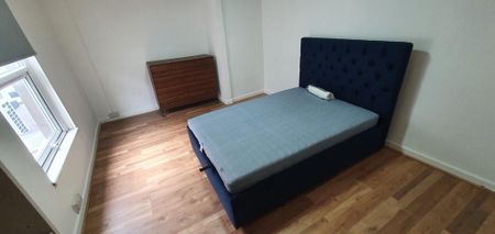 3 bedroom flat to rent - Photo 4