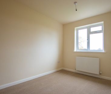 Fully Refurbished Two-Bedroom Semi-Detached House with Large Garden... - Photo 1