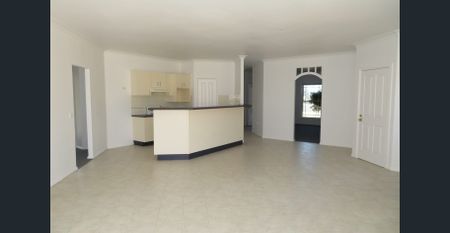 FRESH AND BRIGHT SPACIOUS 3 BEDROOM HOME! - Photo 3