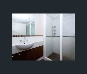 Ground Floor Apartment with Balcony - Photo 2