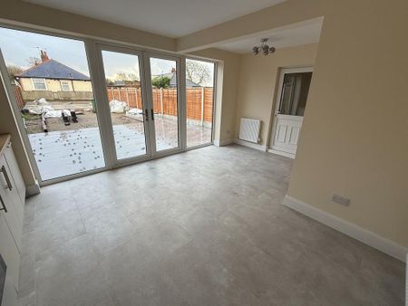 3 bedroom semi-detached house to rent - Photo 2