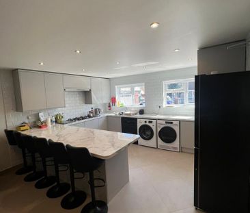 6 bedroom end of terrace house to rent - Photo 2