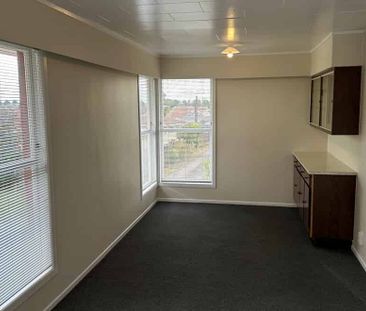 Spacious Family Home - Photo 4