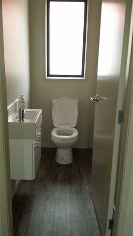 Fully Furnished Brick Townhouse – Walk to University This well-presented brick townhouse is located directly across the road from the university, offering both convenience and comfort. - Photo 5