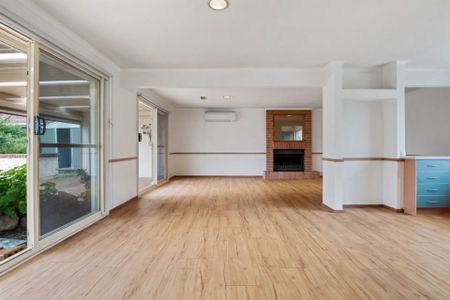 EFFORTLESS ENTERTAINING IN THE LAKES ESTATE - Photo 2